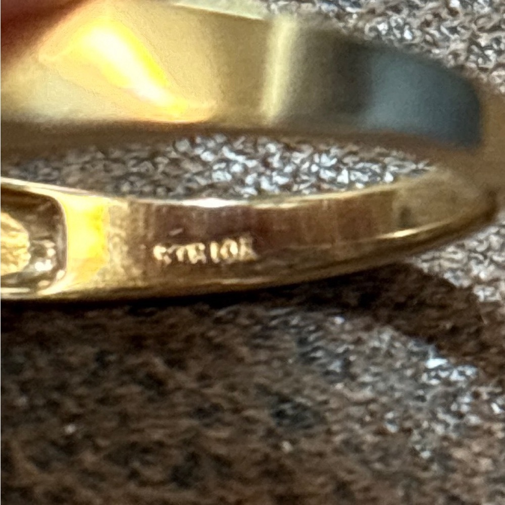 10kt Solid Gold Amethyst and Diamond ring - Picture 11 of 13